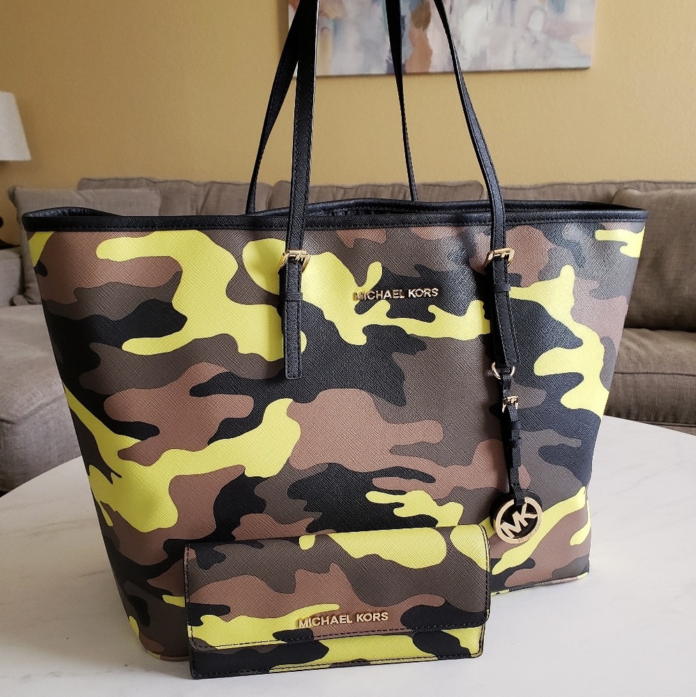 VETERAN'S DAY SALE ‼ Michael Kors Tote & Wallet